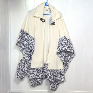 🌟NWT Le Moda White One Size Poncho Cardigan